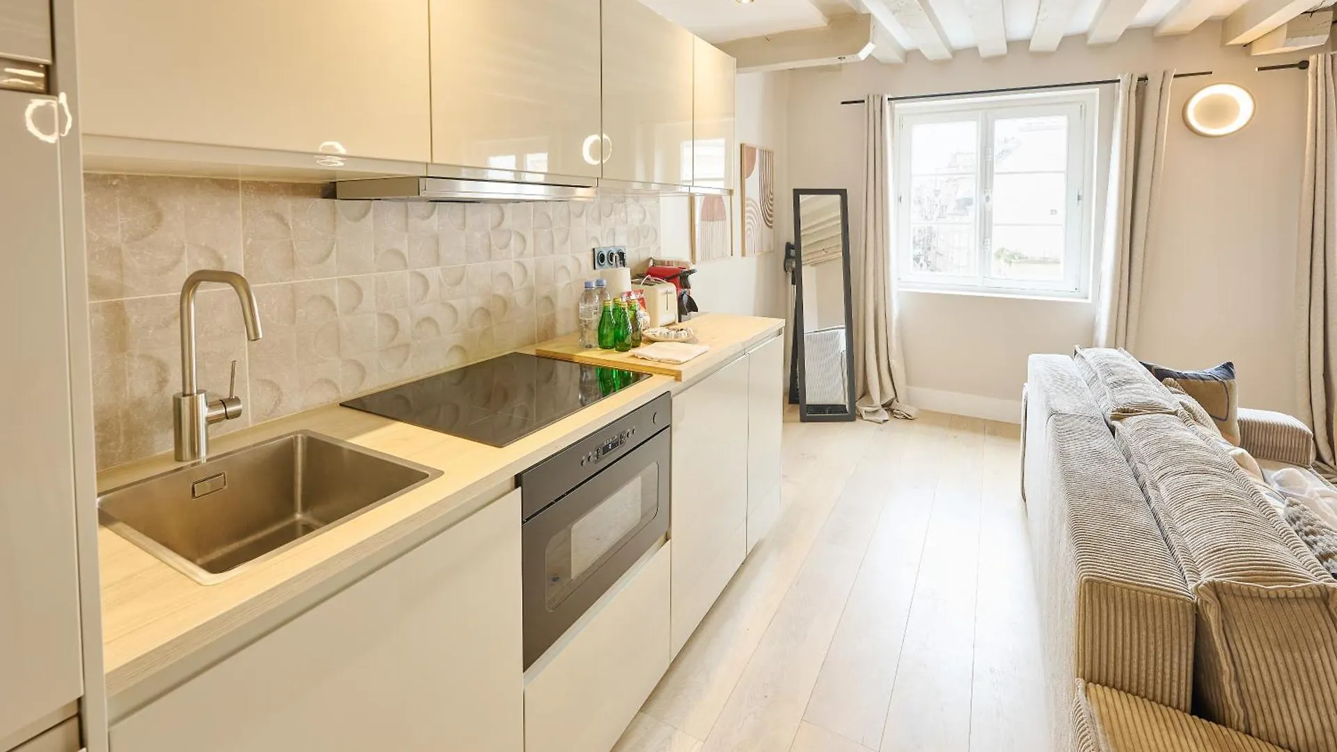 42.Typical Parisian Flat#4Pers#Le Marais#Beaubourg Apartment 0*, Paris